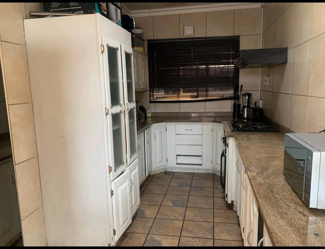 3 BEDROOM TOWNHOUSE FOR SALE IN VANDERBIJLPARK CW 3